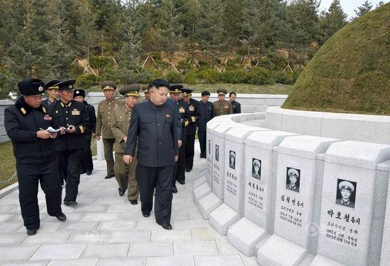 原文配圖：金正恩前往烈士墓拜祭。