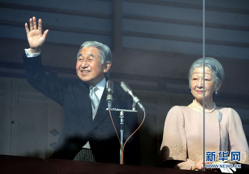 當(dāng)?shù)貢r(shí)間12月23日，在位于日本東京的皇宮，日本明仁天皇向民眾致意。