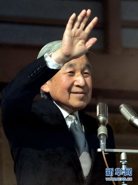 當(dāng)?shù)貢r(shí)間12月23日，在位于日本東京的皇宮，日本明仁天皇向民眾致意。