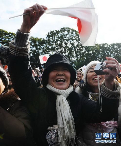 當(dāng)?shù)貢r(shí)間12月23日，在位于日本東京的皇宮，民眾向明仁天皇祝賀生日。