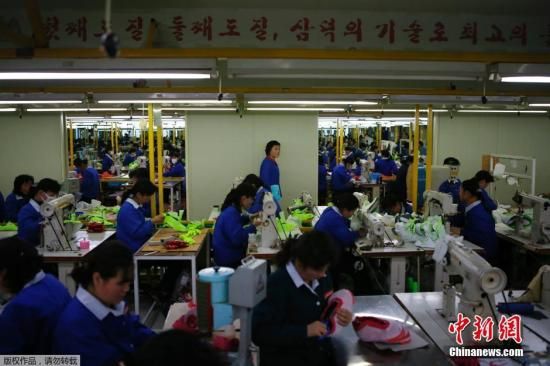 當(dāng)?shù)貢r間12月19日，開城工業(yè)園區(qū)，朝鮮工人在工廠工作。