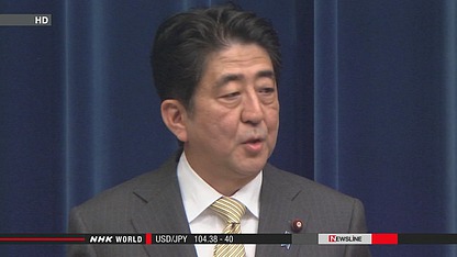日本首相安倍晉三出發(fā)前往瑞士前接受記者采訪。