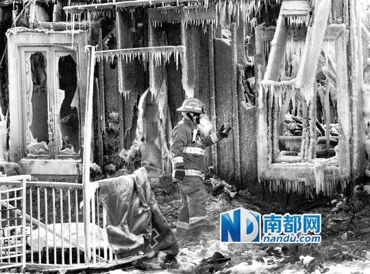 消防員用蒸汽機(jī)融化救火后殘留的冰層，尋找遇難者遺