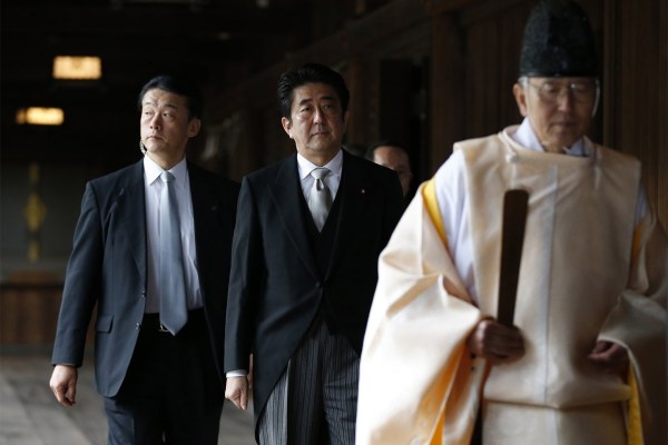 當(dāng)?shù)貢r(shí)間2013年12月26日，日本東京，日本首相安倍晉三抵達(dá)靖國神社。
