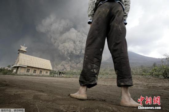 當地時間2月1日，印尼錫納朋火山持續(xù)噴發(fā)。