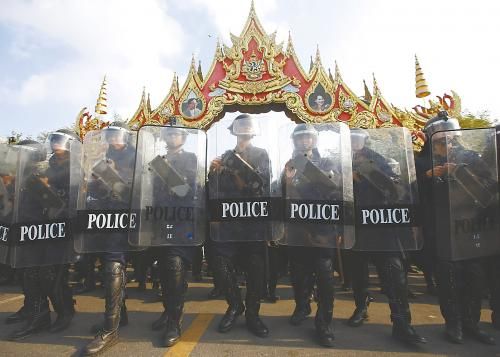 14日在泰國曼谷，政府出動數(shù)千名防暴警察，以奪回政府大樓和其他 泰數(shù)千防暴警察和平清場 被示威者占領(lǐng)的區(qū)域。