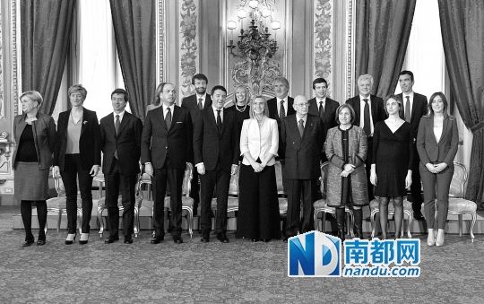 2月22日，在意大利羅馬總統(tǒng)府，新任總理馬泰奧·倫齊(前左五)與總統(tǒng)納波利塔諾(前右四)及新內(nèi)閣成員
