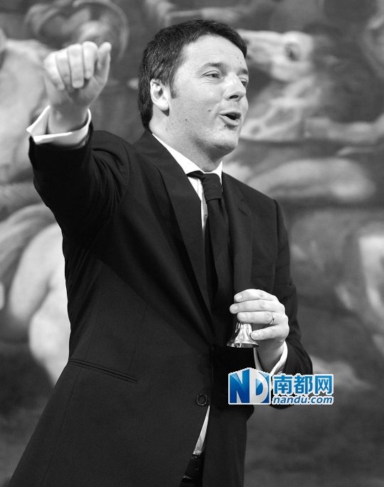 2月22日，在意大利羅馬總理府，新任總理馬泰奧·倫齊搖鈴象征正式行使總理權(quán)力。