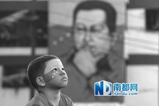 3月5日，一名委內(nèi)瑞拉兒童仰望天空，他身后是查韋斯的陵墓。