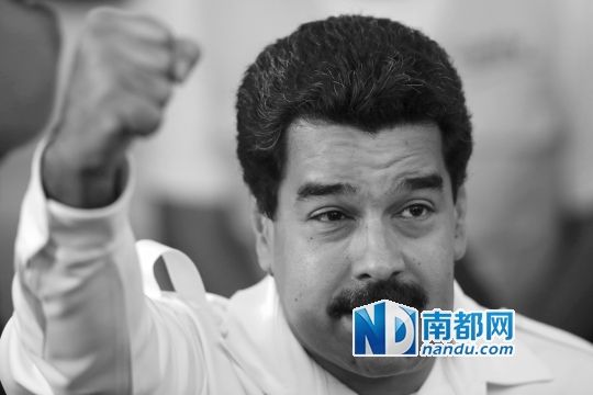 委內(nèi)瑞拉總統(tǒng)馬杜羅向支持者致意。