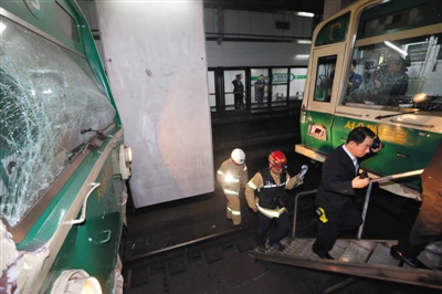 5月2日，韓國(guó)首爾，首爾2號(hào)線地鐵去往蠶室方向的一趟列車在上往十里站撞上了一趟?？吭谡緝?nèi)的列車。