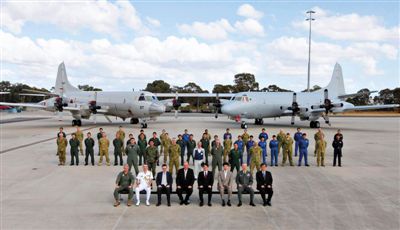 4月29日，參與搜尋馬航失聯(lián)客機的多國軍人和軍機在珀斯皮爾斯空軍基地合影。5月1日，馬航宣布搜尋進入新階段，重點將借助不同技術(shù)擴大海底搜尋。
