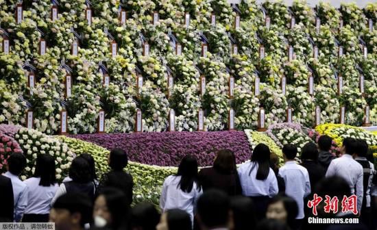 韓國民眾絡繹不絕地前往位于安山的集體焚香所，悼念“世越”號客輪沉沒事故死難者。