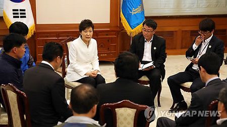16日下午，樸槿惠接見(jiàn)“世越”號(hào)客輪遇難者家屬，并在家屬面前親自道歉。（韓聯(lián)社）