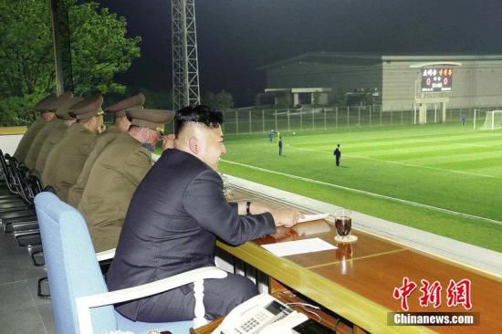 資料圖:今年5月,金正恩觀看體育賽事。