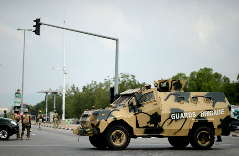 近日，尼軍警加強了對首都區(qū)的安保。 李涼 攝