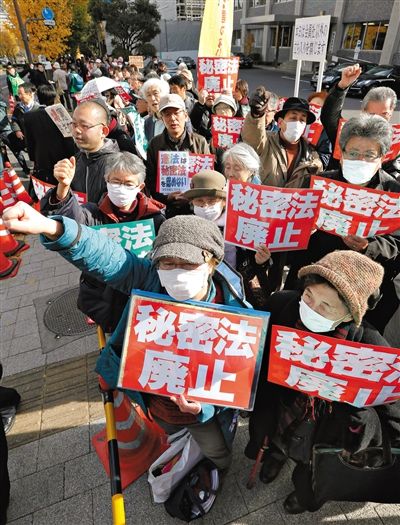 10日，日本東京，民眾聚集在首相官邸前，抗議當(dāng)天生效的《特定秘密保護(hù)法》。
