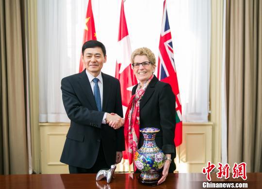 　圖示省長(zhǎng)韋恩（右）與薛冰總領(lǐng)事首度官式會(huì)晤?！“彩?攝