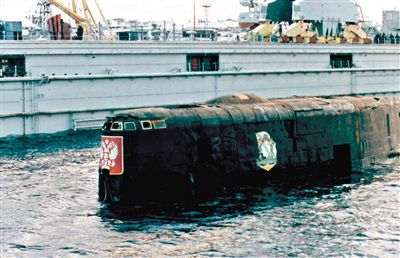 2001年，與失火核潛艇屬于同一級的“庫爾斯克”核潛艇時隔14個月被打撈出海。