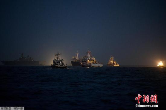 當(dāng)?shù)貢r(shí)間2014年4月24日，搜救人員在全羅南道珍島郡海域24小時(shí)不分晝夜的搜尋沉船事故失蹤者。