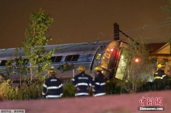 當?shù)貢r間5月12日晚，一列美國鐵路公司的火車在費城弗蘭克福段脫軌，導致至少50人受傷。