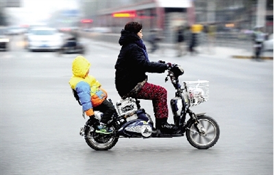 昨日下午，隴海西路桐柏路口，紅燈亮起的瞬間一輛電動車闖過路口。