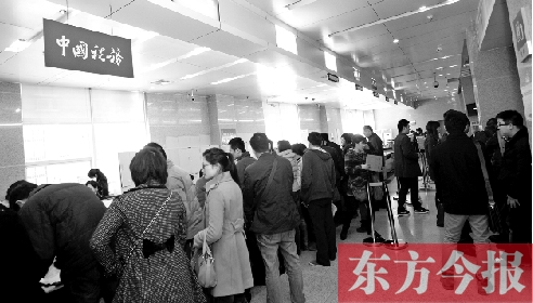 　昨天，在鄭州市房管局辦稅柜臺，迎來絡(luò)繹不絕辦理業(yè)務(wù)的市民