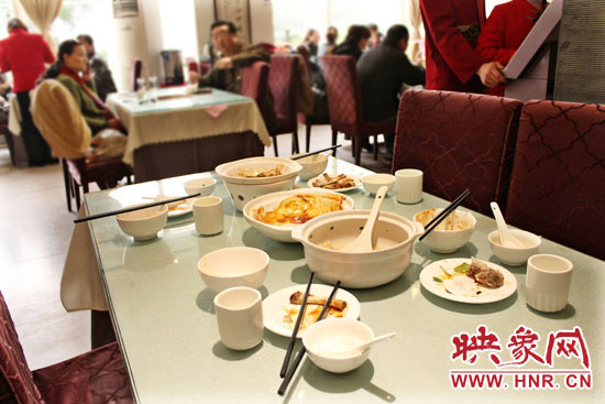 3月22日，阿五美食英協(xié)路店幾位顧客用完餐后，盤子里的食物所剩無幾。