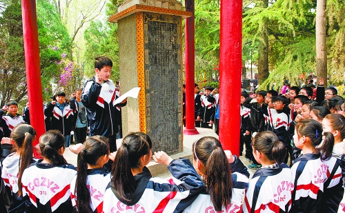 　　4月3日,宜陽縣1000余名師生通過獻(xiàn)花、宣誓、掃墓、讀祭文等形式緬懷革命先烈。 田義偉 攝