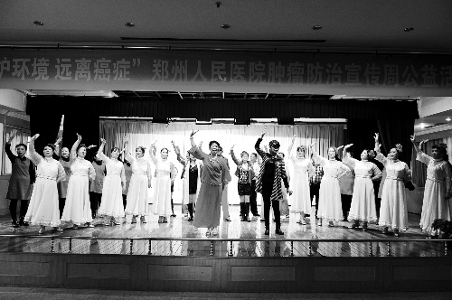 昨日，鄭州人民醫(yī)院舉辦了一臺(tái)特殊的晚會(huì)，表演的和看表演的大都是癌癥患者 河南商報(bào)記者 王春勝/攝　