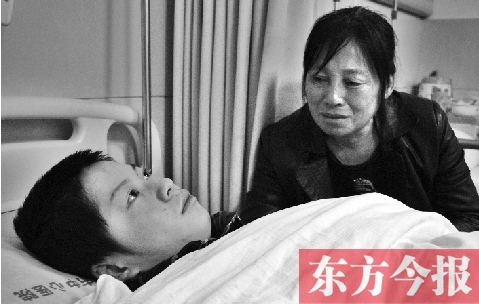 15歲的兒子被毆打成重傷，巨額醫(yī)療費(fèi)成了曲新苗女士難以跨越的坎兒