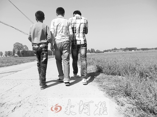 親眼目睹小伙伴在自己面前慘遭橫禍,三個(gè)孩子變得異常沉默。