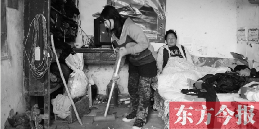 　寧陵縣趙村鄉(xiāng)大楊莊村，16歲的王香浦在打掃家里的衛(wèi)生，床上躺著她的爸爸　