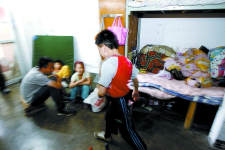 孩子們住在這里，沒有上學(xué)，大部分時(shí)間是練功，出去表演