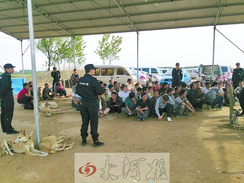 民警突襲賭場，64名涉案人員全部落網(wǎng)。