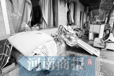 　多間臨街商鋪夜間被砸，店里的沙發(fā)、貨品等被搬到了戶外  侯建勛/攝