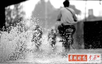 航海路鐵路立交橋下，一個(gè)窨井冒出半米多高的“噴泉” 鄭州晚報(bào)記者 馬健 圖