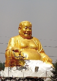 　4月25日，洛陽龍華歡樂園，網(wǎng)上引起熱議的“大背頭彌勒佛”。