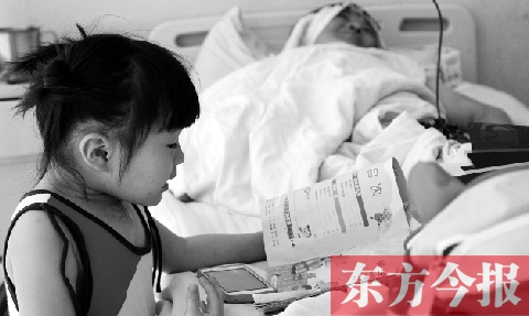 　昨天上午，鄭州市骨科醫(yī)院病房內(nèi)，李剛躺在病床上，女兒嘟嘟在安靜地看書