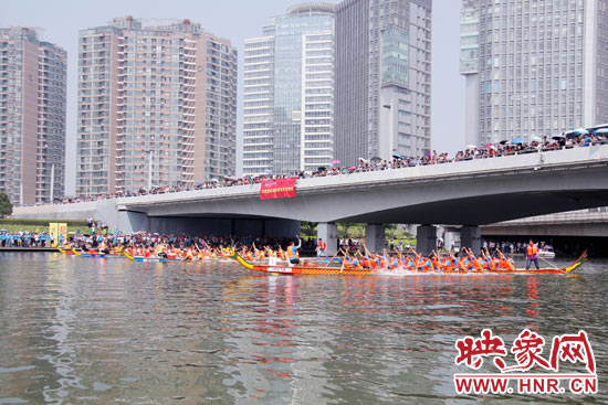 6月11日，2013中華軒轅龍舟大賽，在鄭州東區(qū)的如意湖舉行。