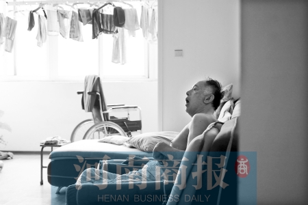 金老先生因偏癱生活不能自理，鄰居說(shuō)，平時(shí)經(jīng)?？吹阶o(hù)工和老人的弟弟前來(lái)照顧 實(shí)習(xí)生 唐韜/攝