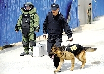 排爆專家、警犬在現(xiàn)場(chǎng)待命。