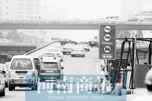 紫荊山立交橋上橋口，已經(jīng)有非綠標車禁止通行的標志 王春勝/攝