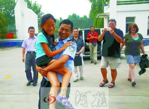 黨心松一行人剛下車，楊衛(wèi)軍就一把抱起了她，流露出幸福的笑容，不遠處史蒂夫拍照銘記這一刻。