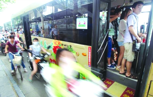 　　7月12日，鄭州市花園路，下班高峰期。