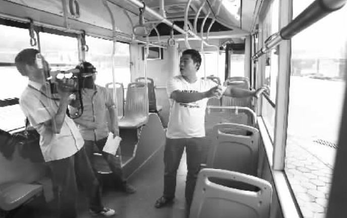 昨日，鄭州市B20路公交車(chē)長(zhǎng)方先生（右一），講述“色狼”跳窗逃跑時(shí)被眾人喊打的情景