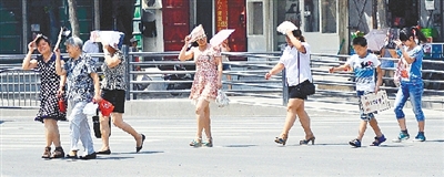  街頭，遮擋陽光是一門“技術(shù)活”。
