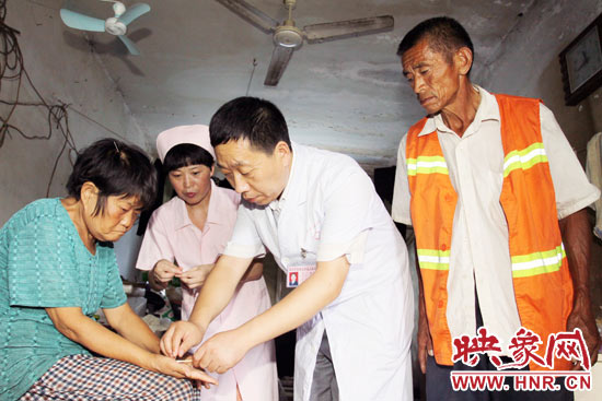 鄭州市管城區(qū)人民醫(yī)院院長張彥軍親自為謝秀進(jìn)診斷，并為他們帶去了500多元的治療藥品。