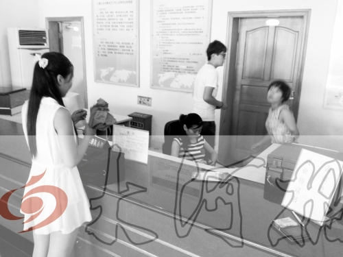 鄭州市人才交流服務(wù)中心二樓大廳，剛畢業(yè)大學(xué)生咨詢政策，工作人員卻在若無(wú)其事地玩手機(jī)。