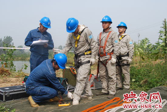 “弟兄們”每次上塔作業(yè)，樊建軍都要認(rèn)真核對(duì)檢查，不容一絲失誤出現(xiàn)。